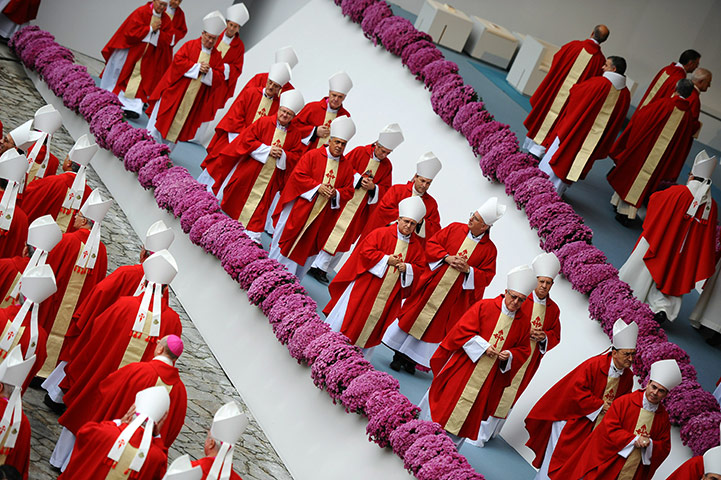 24 hours pics: Cardinals arrive on the podium on the Obradoiro Square