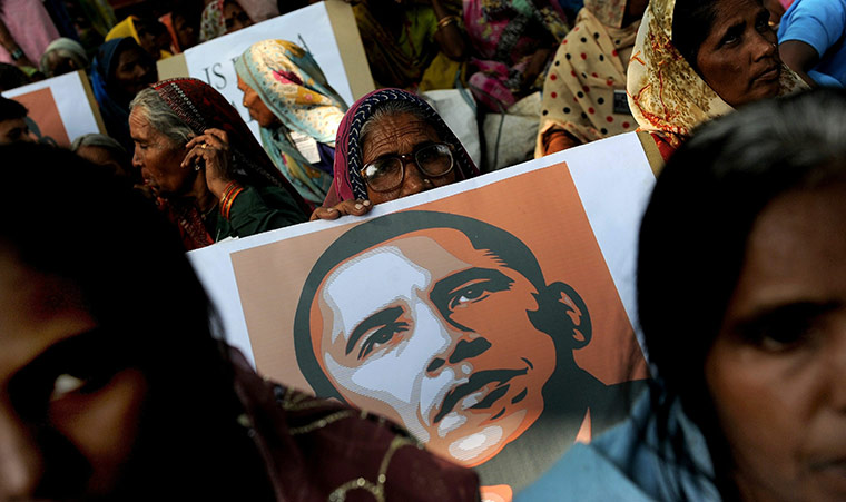 Obama India: 1984 Bhopal Gas survivors hold placards