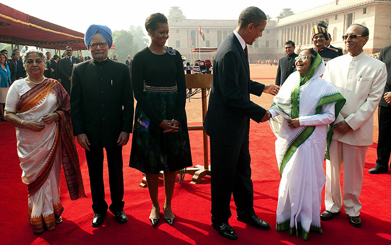 Obama India: Barack Obama shakes hands with Indian President Pratibha Patil