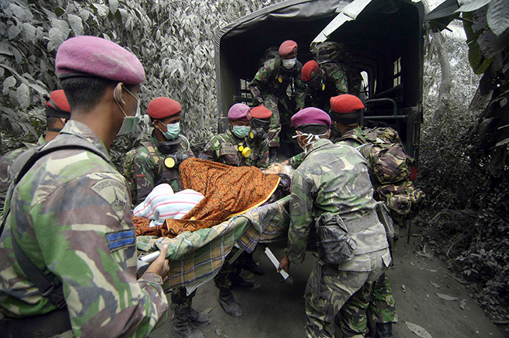 Mount Merapi: Indonesian Special Forces evacuate a woman