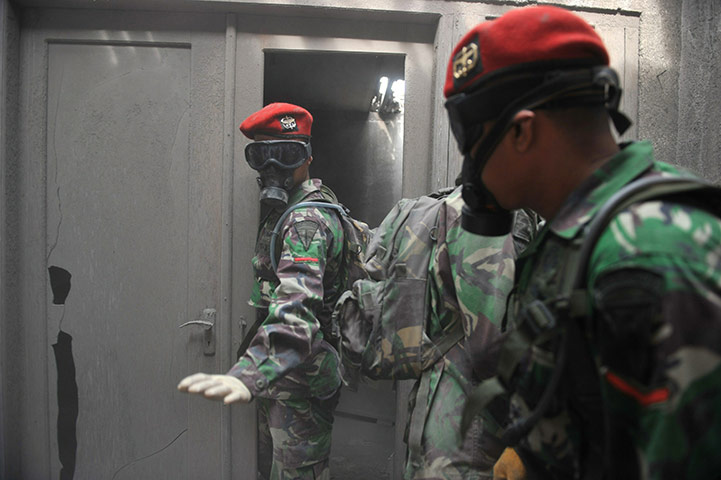 24 hours: Indonesian army special forces wear mask