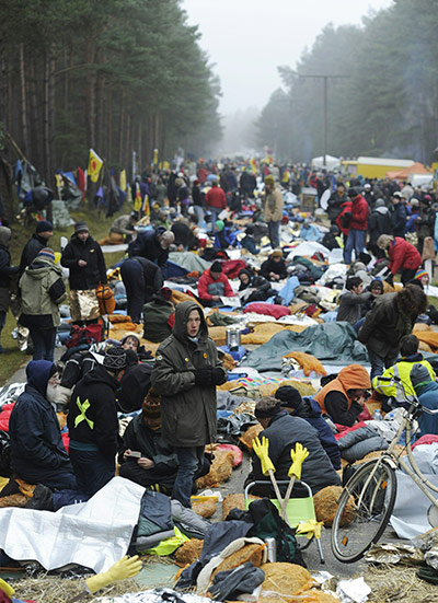 Anti-nuclear protests: Anti-nuclear protesters wake up at their blockade, sleeping on the road 