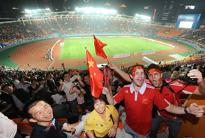 24sport: Fans wave flags