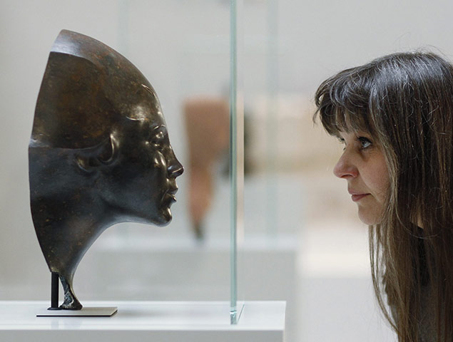 Berlin Museum: A journalist looks at a sculpture that was discovered
