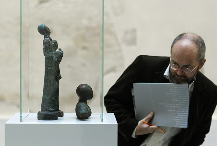 Berlin Museum: Journalist inspects sculptures that was discovered
