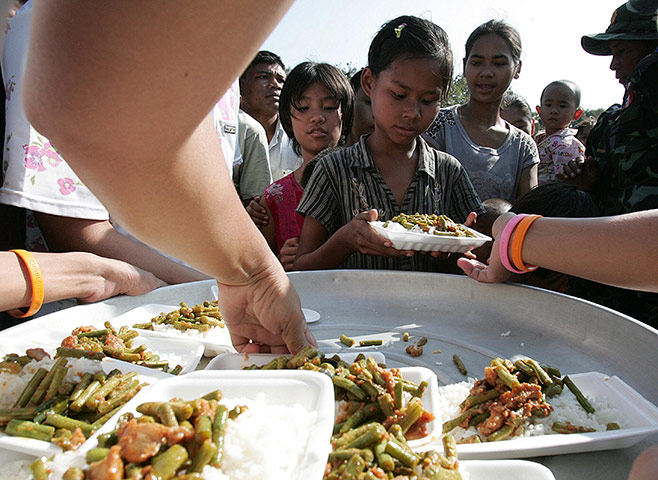 Burma refugees: Refugees receive food after fleeing Burma