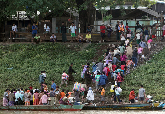 Burma refugees: Burmese refugees cross the Moei river