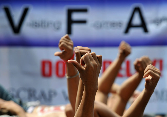 24 hours in pictures: US embassy demo in Manila