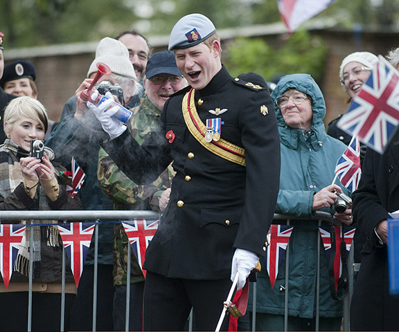 Wootton Bassett : Prince Harry struggles with his klaxon horn