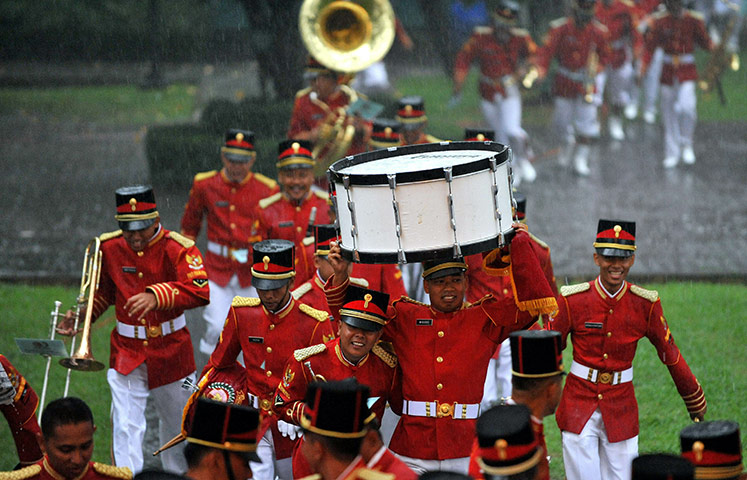 Obama indonesia: The official band runs to get out of the rain