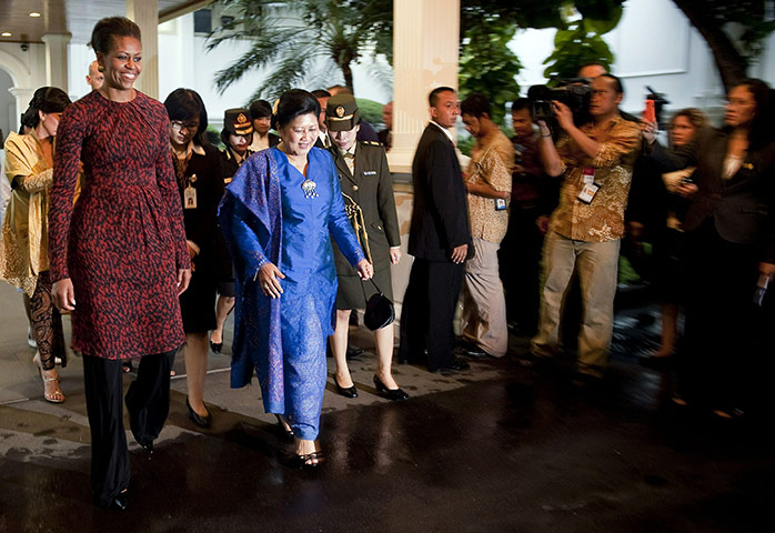 Obama indonesia: Michelle Obama walks through the collinade with First Lady Ani Yudhoyono