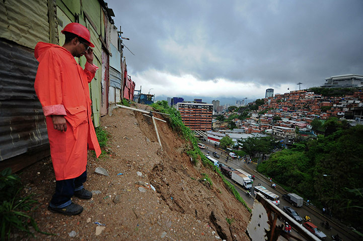 Venezuela floods: An employee of the municipality looks at the landslide in Caracas 