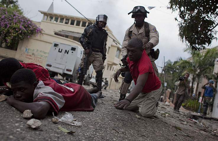 Violence in Haiti: Police officers detain supporters of presidential candidate