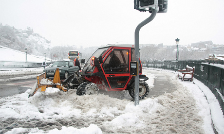 A snow plough on The Mound | pic: Ros Gasson from the Guardian Edinburgh Flickr stream 