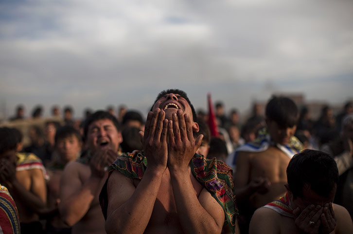 24 hours: Kabul, Afghanistan: Afghan Shia Muslim men weep as they pray