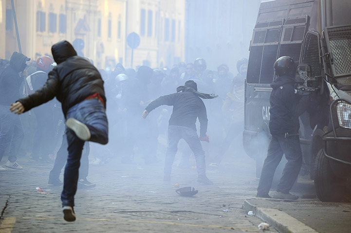 Berlusconi confidence vote: protesters fight with police officers