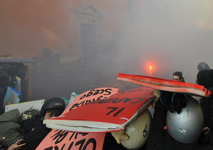 Berlusconi confidence vote: protesters face police officers