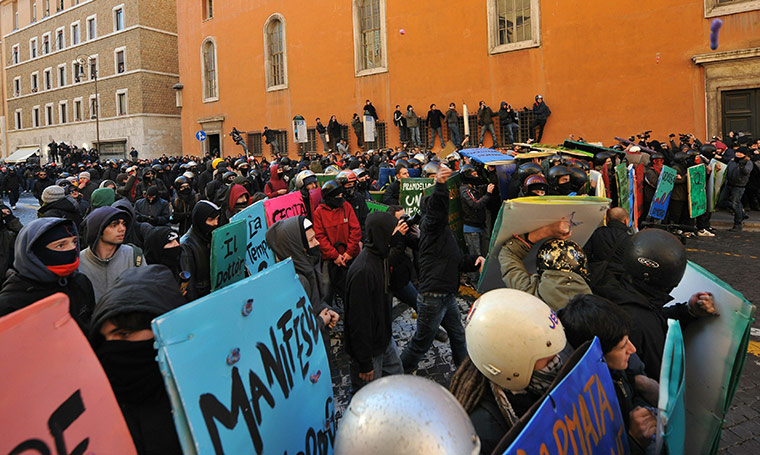 Berlusconi confidence vote: protesters face police officers