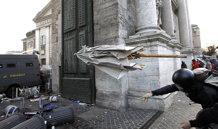 Berlusconi confidence vote: a demonstrator throws a sun umbrella