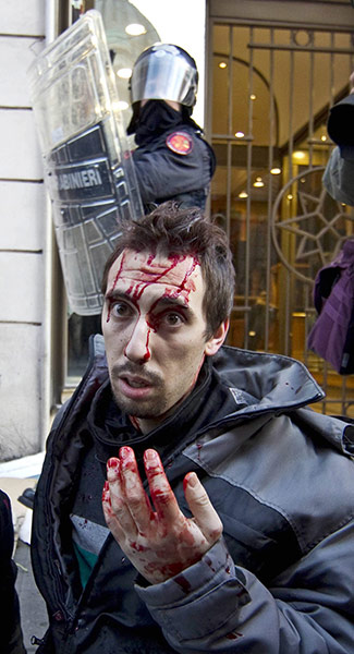 Berlusconi confidence vote: a man with blood on his face