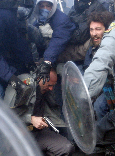 Berlusconi confidence vote: Rome riots