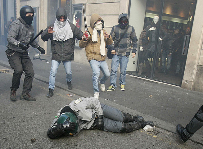Berlusconi confidence vote: riots