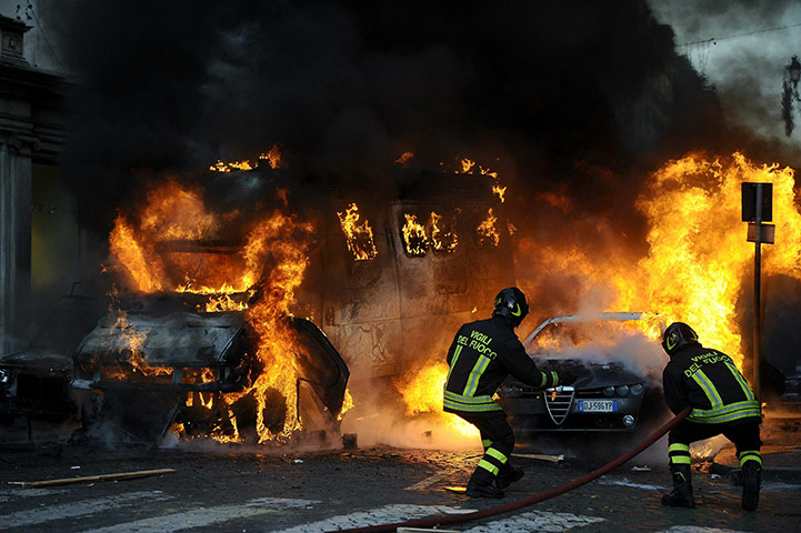 Berlusconi confidence vote: Firefighters