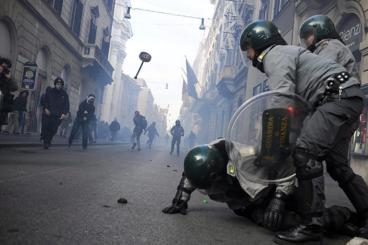 Berlusconi confidence vote: riot police