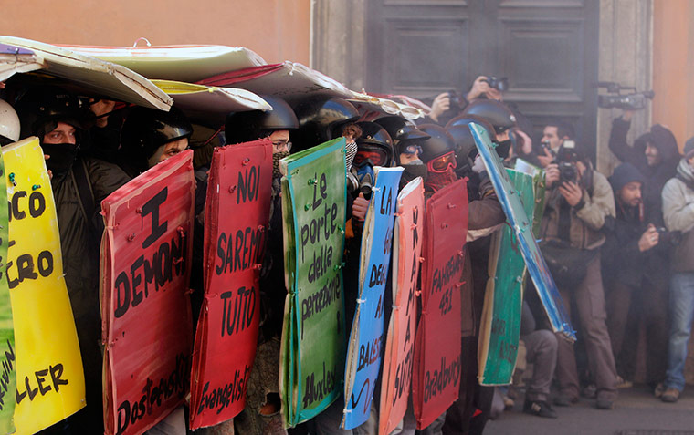 24 hours in pictures: Demonstrators take cover as they face Police in Rome