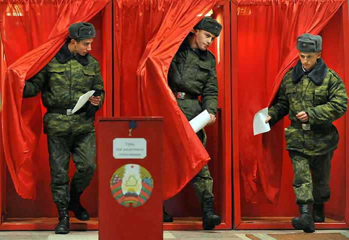 24 hours in pictures: Belarus soldiers leave polling booths