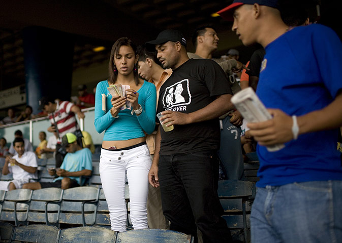 Fromtheagencies Cubillos: Fans make their bets, horse racing in Caracas Venezuela