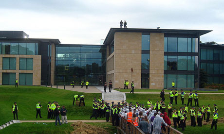 Police and protesters on bridge at Gogarburn RBS pic by Paul Graham Morris