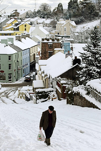 Snow: Man Makes His Way Home With His Shopping