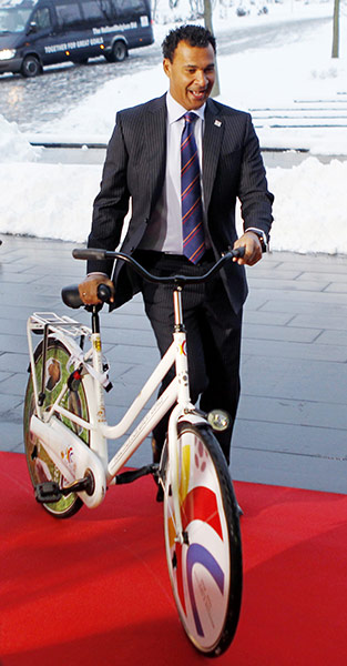 2018 World Cup bid: Ruud Gullit arrives at FIFA HQ