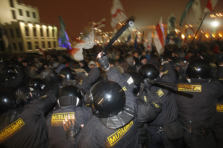 Belarus election violence: Riot police clash with demonstrators as they storm the government building