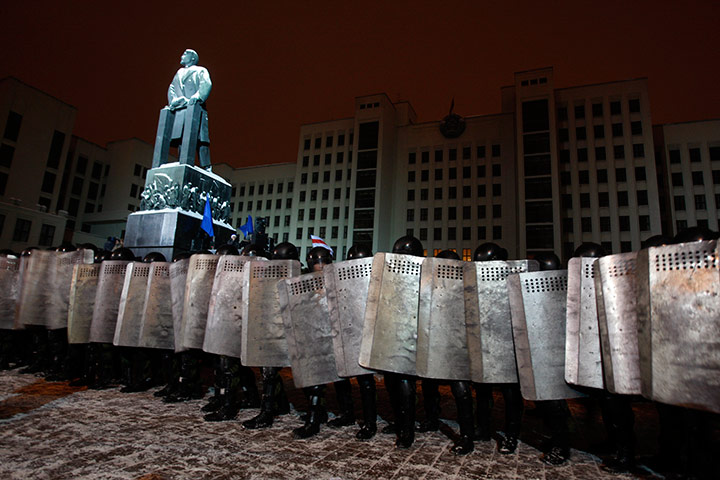 24 hours: Riot police block demonstrators at the government building Belarus