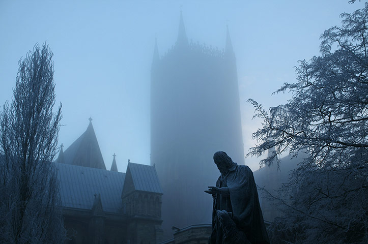 snow continues in uk: Lincoln Cathedral 