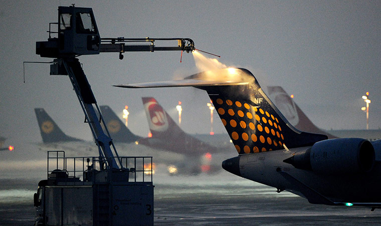 Travel Chaos: Winter weather hampers transport in Germany