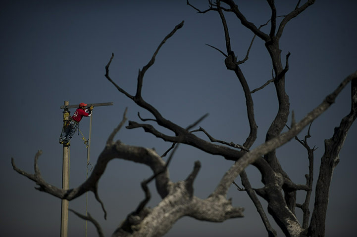 24 hours in pictures: Electrical worker on pole by the explosion of Pemex pipeline in Texmelucan