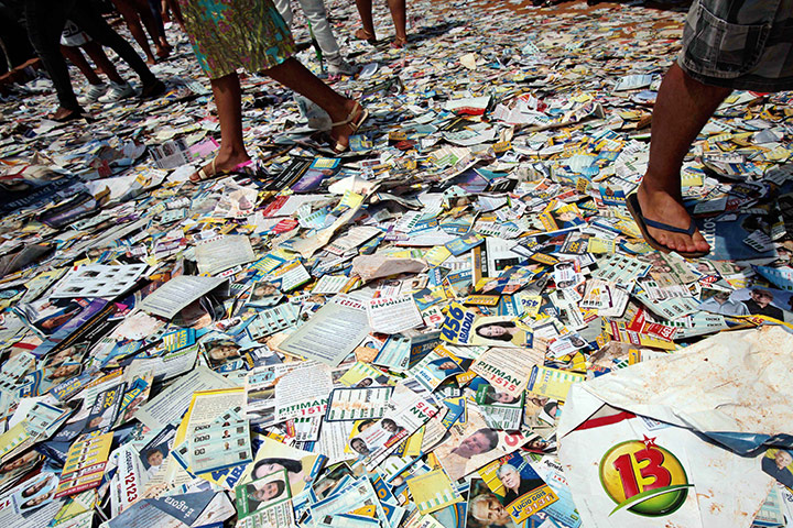 2010 year in MDG: Lula : People walk among electoral leaflets, Brazil