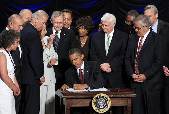obama 2010: Obama signs the Dodd-Frank Wall Street Reform Act in Washington