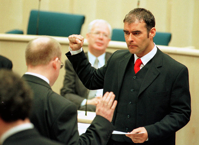 Tommy Sheridan: ommy Sheridan swears allegiance to the Queen under protest in 1999