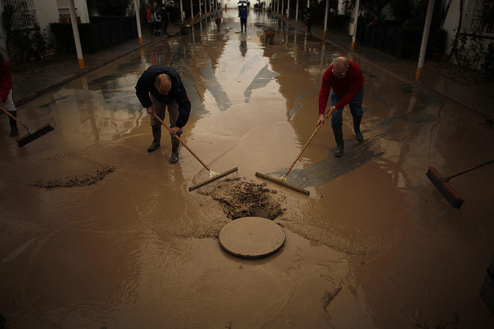 24 hours in pictures: flooding in spain