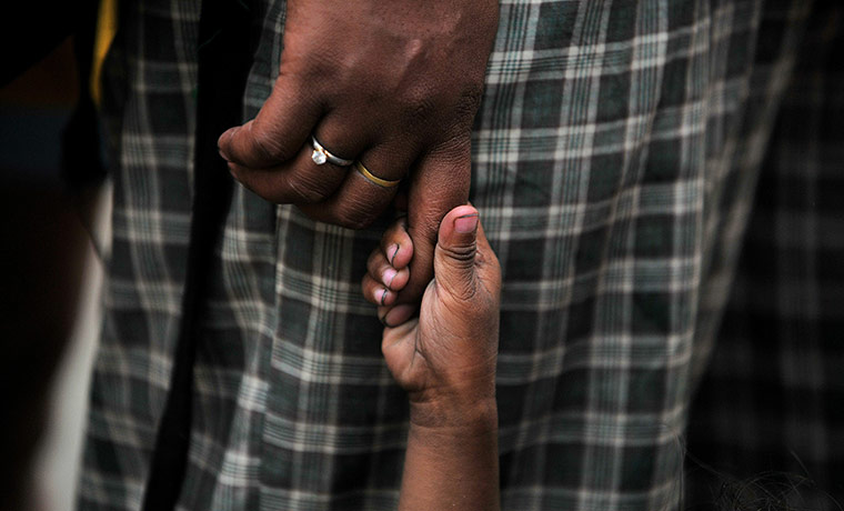 24 hours in pictures: An underpriveleged mother and her child in Philippines 