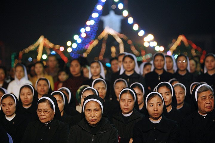24 hours in pictures: Christmas in Vietnam