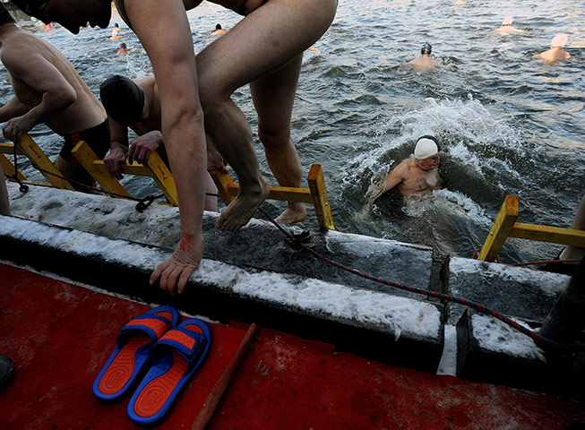 24 hours in pictures: Traditional Christmas winter swimming competition in Prague