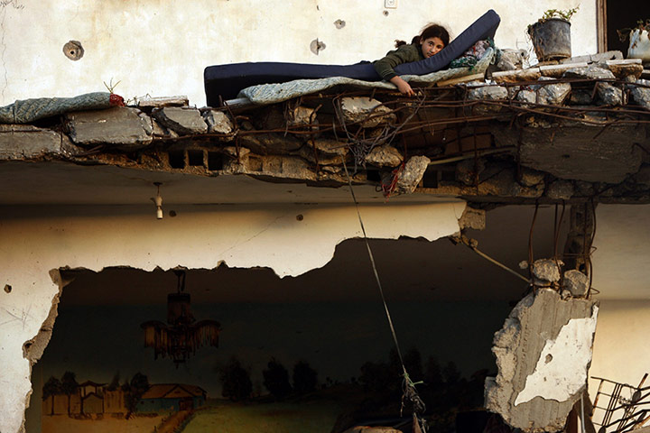 24 hours : Beit Lahiya, Gaza: A Palestinian girl lies on a mattress at her house