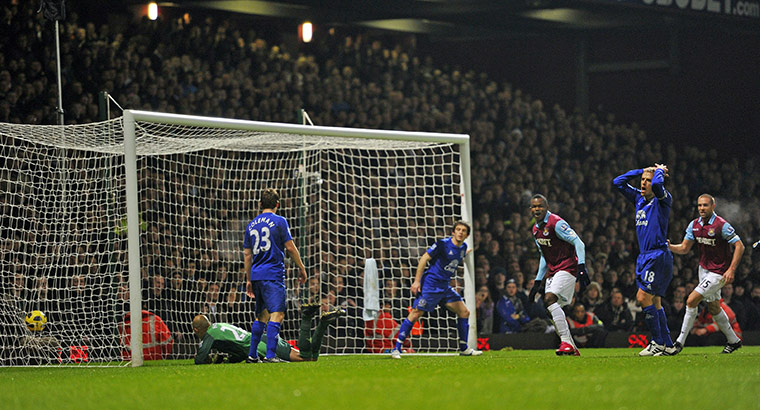 premier league4: Everton's US goalkeeper Tim Howard