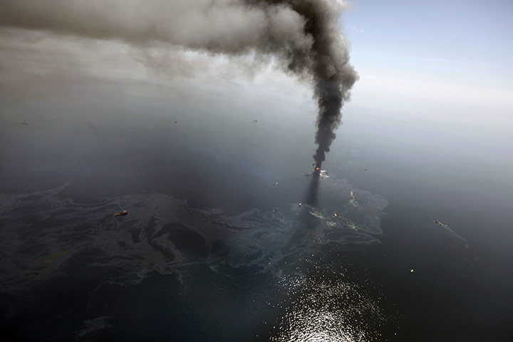 2010 year in environment2: Deepwater Horizon oil rig burns 
