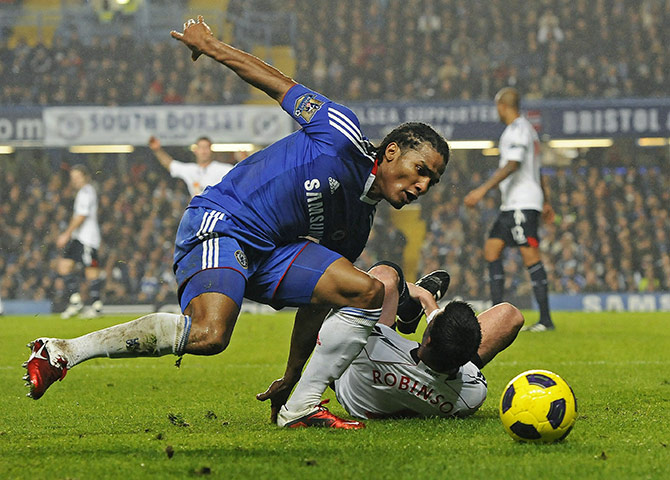 sport: Chelsea's Florent Malouda (L) and Bolton